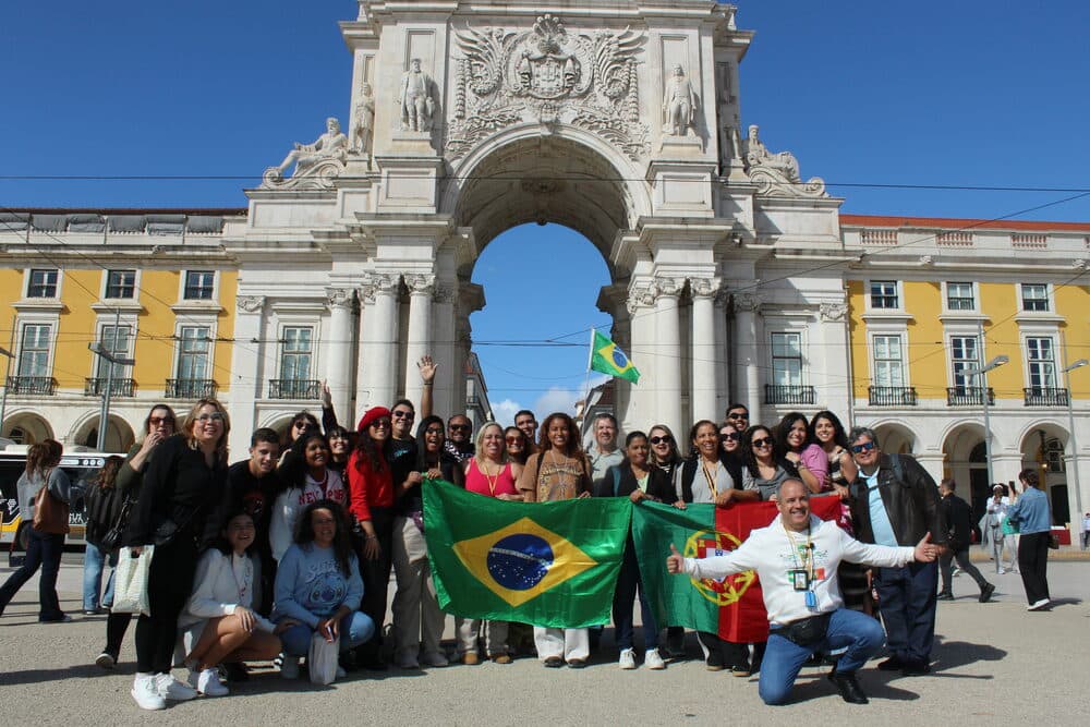 Grupo do Instituto Ideias do Futuro com as bandeiras do Brasil e de Portugal em Lisboa.