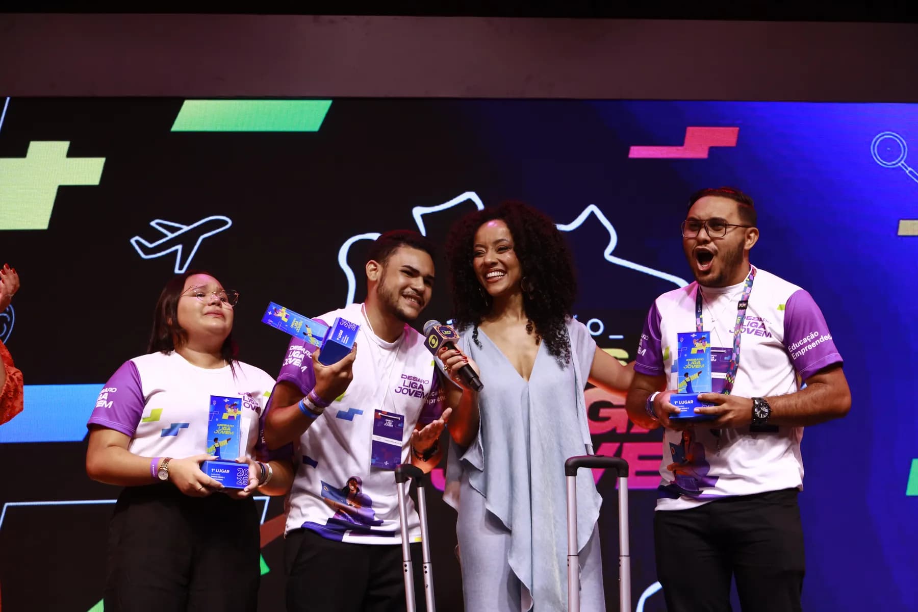 Estudantes recebem troféus no palco durante uma premiação do Instituto Ideias do Futuro.