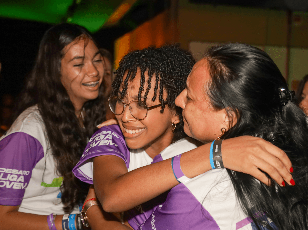Estudantes se abraçando emocionadas durante uma atividade do Instituto Ideias do Futuro.