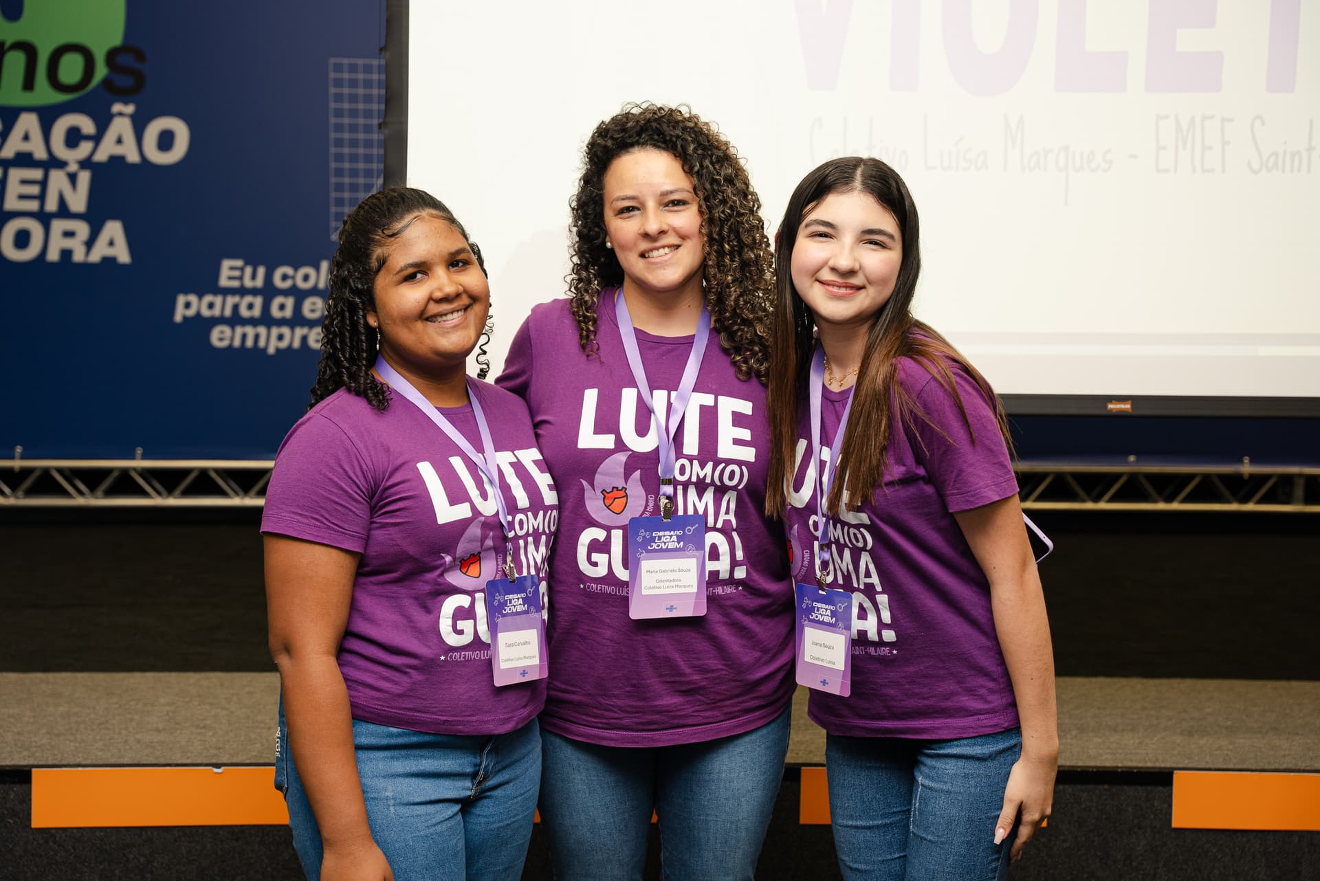Professora Maria Gabriela com duas participantes do Desafio Liga Jovem.